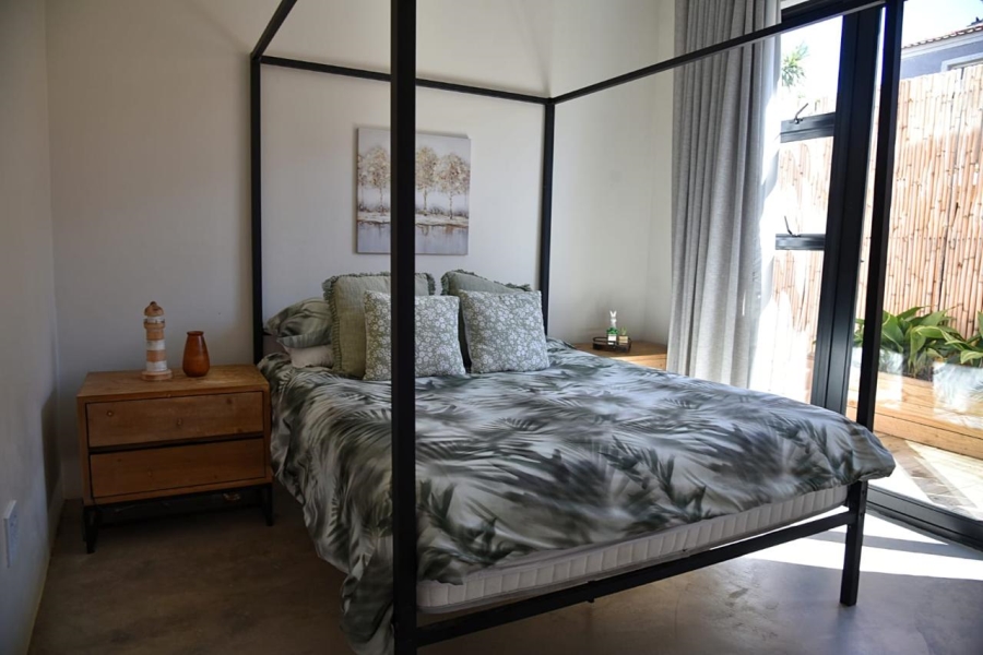 To Let 7 Bedroom Property for Rent in Wavecrest Eastern Cape